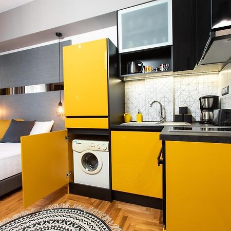 Downtown Luxury Boutique Suites : The Yellow Suite Thessaloniki Exterior photo